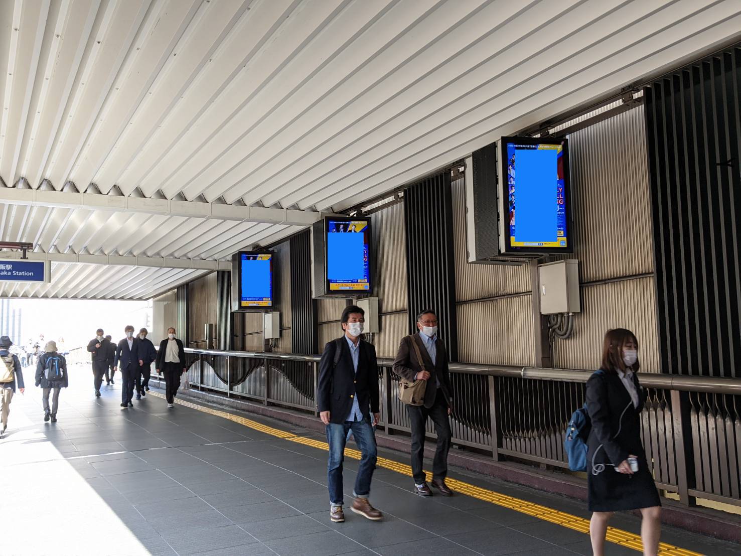 阪急梅田駅2階コンコースデジタルサイネージ
